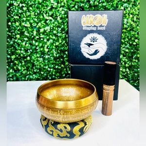 Tibetan Singing Bowl Set - Mantra Engravings - Sound Bowl - Wooden Stick